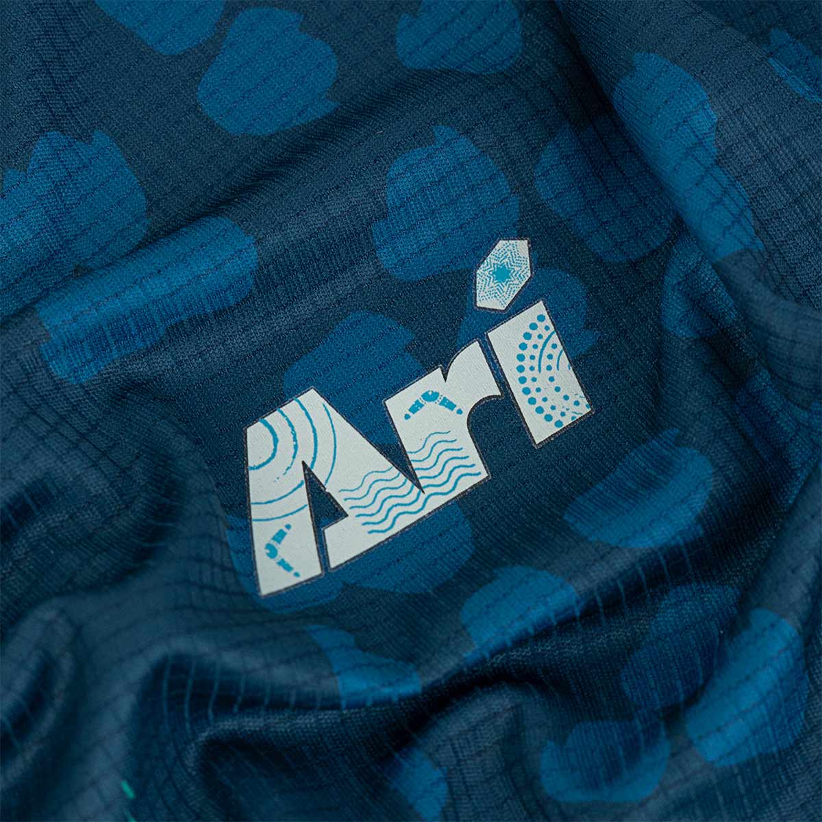 ARI ADEPT SYDNEY25 MARATHON GRAPHIC RUNNING TEE - NAVY/BLUE/GREEN