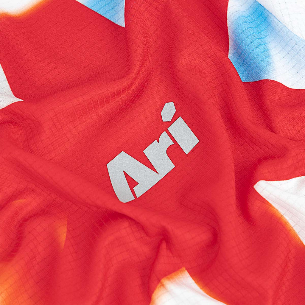 ARI ADEPT CHICAGO25 GRAPHIC RUNNING TEE - WHITE/RED/BLUE