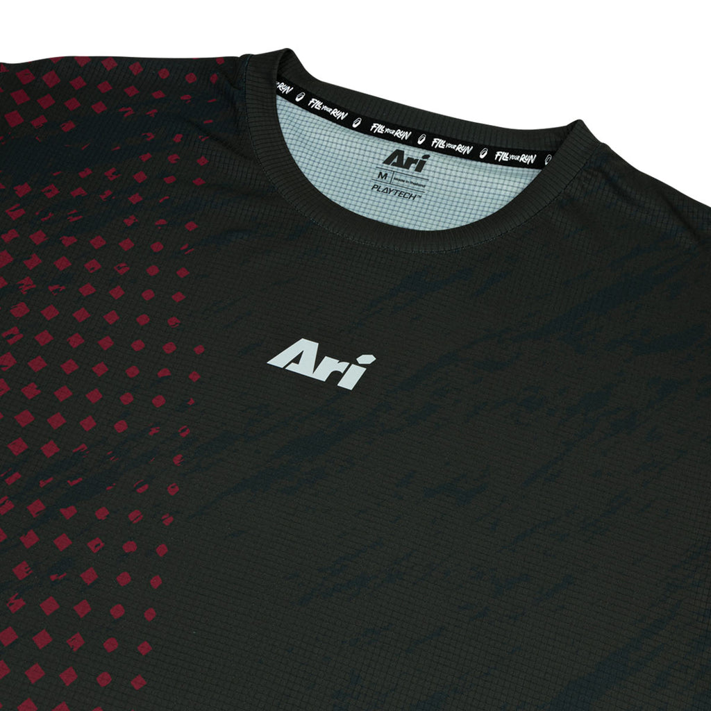 ARI ADEPT BERLIN26 GRAPHIC RUNNING TEE - BLACK/RED/YELLOW