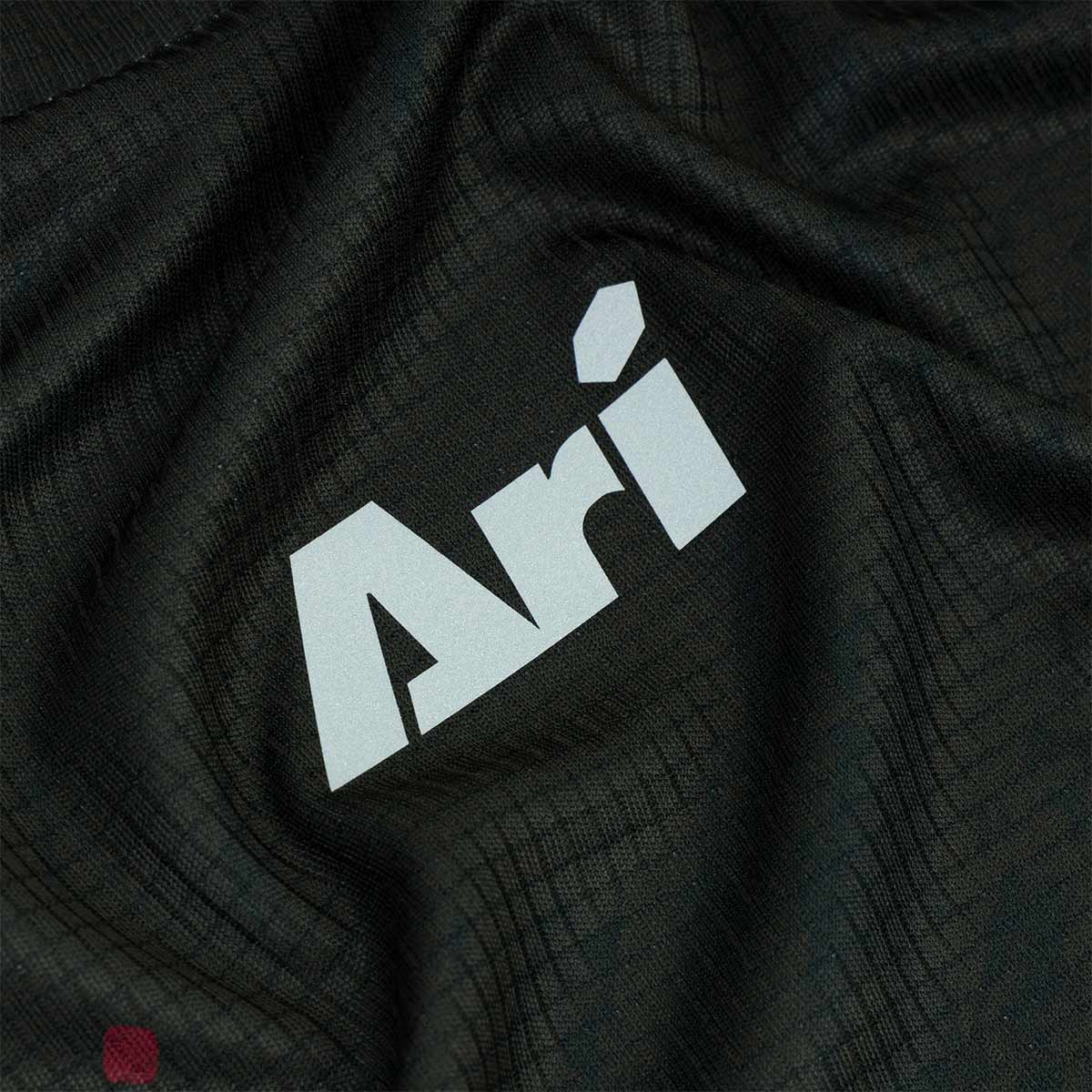 ARI ADEPT BERLIN26 GRAPHIC RUNNING TEE - BLACK/RED/YELLOW