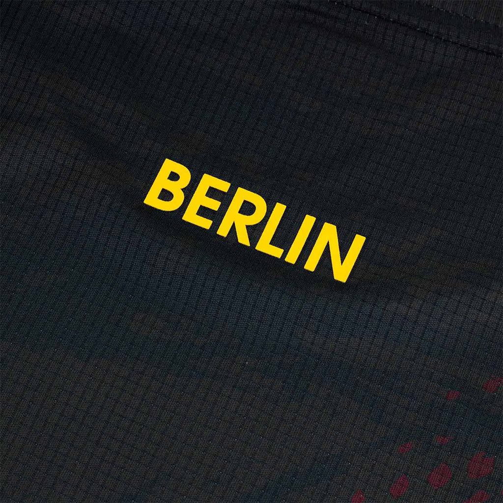 ARI ADEPT BERLIN26 GRAPHIC RUNNING TEE - BLACK/RED/YELLOW