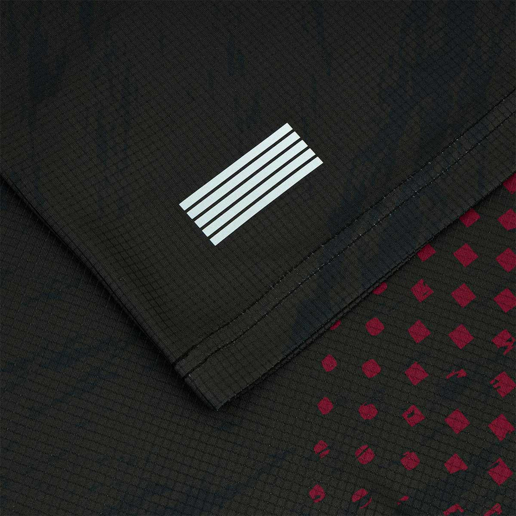 ARI ADEPT BERLIN26 GRAPHIC RUNNING TEE - BLACK/RED/YELLOW