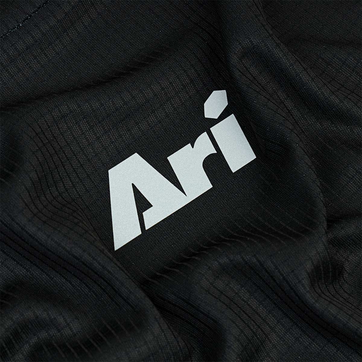 ARI ADEPT NEW YORK26 GRAPHIC RUNNING TEE - BLACK/BLUE/WHITE