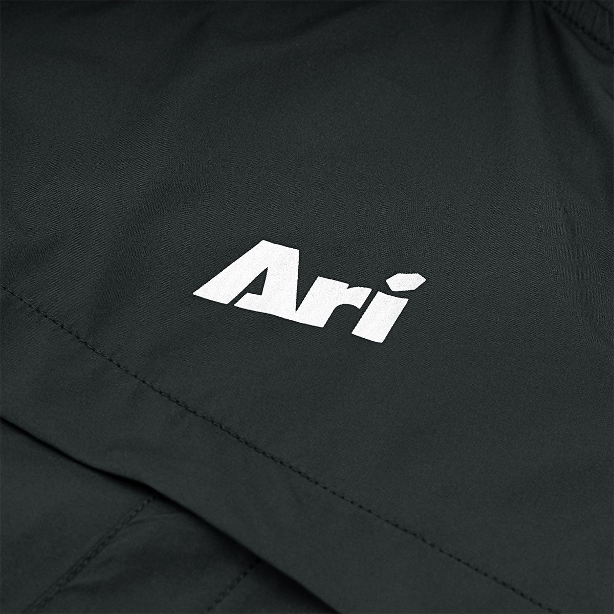 ARI ESSENTIAL WINDBREAKER JACKET - BLACK/SILVER/WHITE