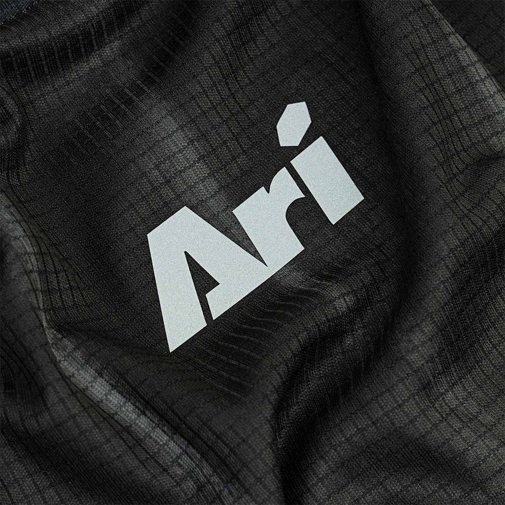 ARI ADEPT SYDNEY26 GRAPHIC RUNNING TEE - BLACK/BLUE/WHITE