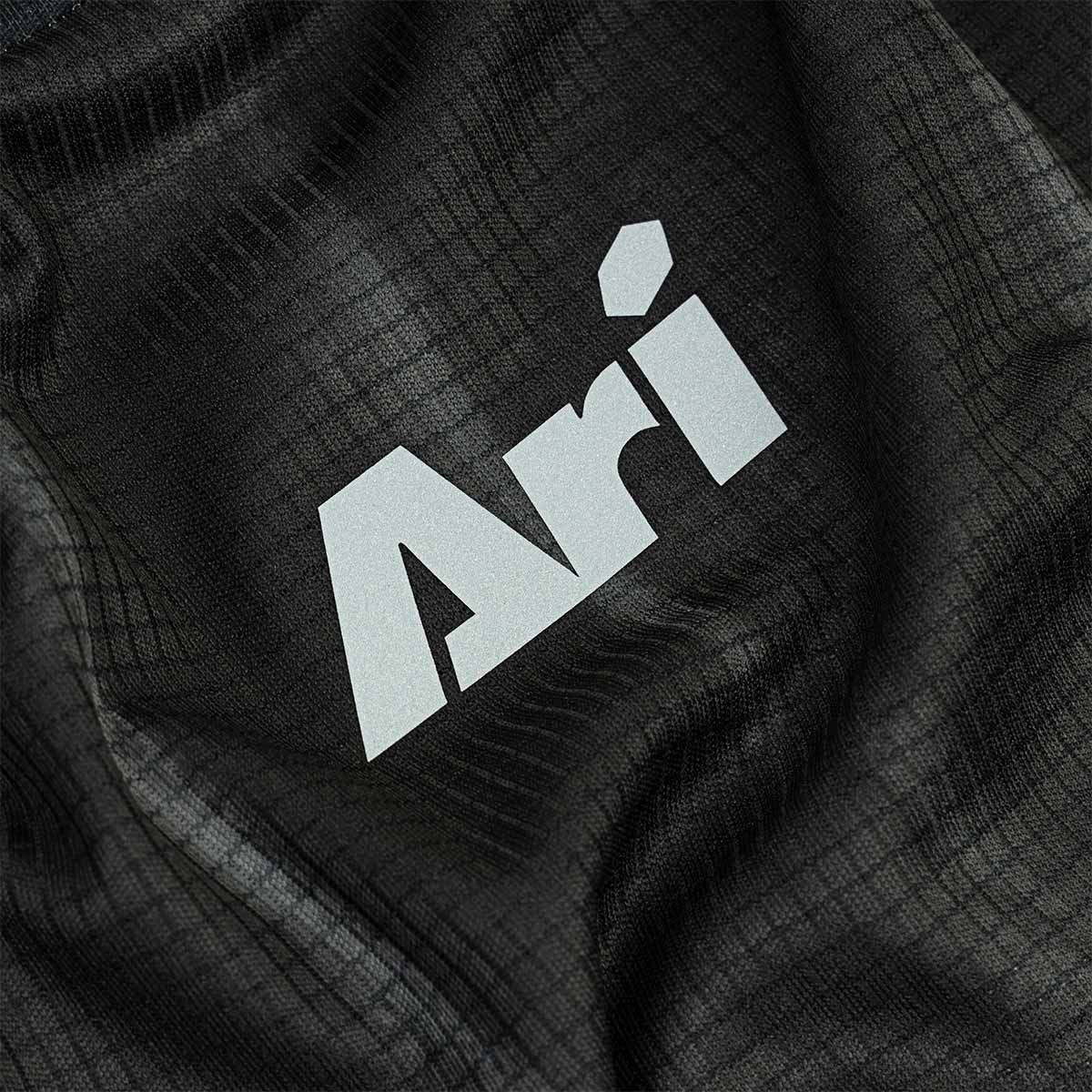 ARI ADEPT SYDNEY26 GRAPHIC RUNNING TEE - BLACK/BLUE/WHITE