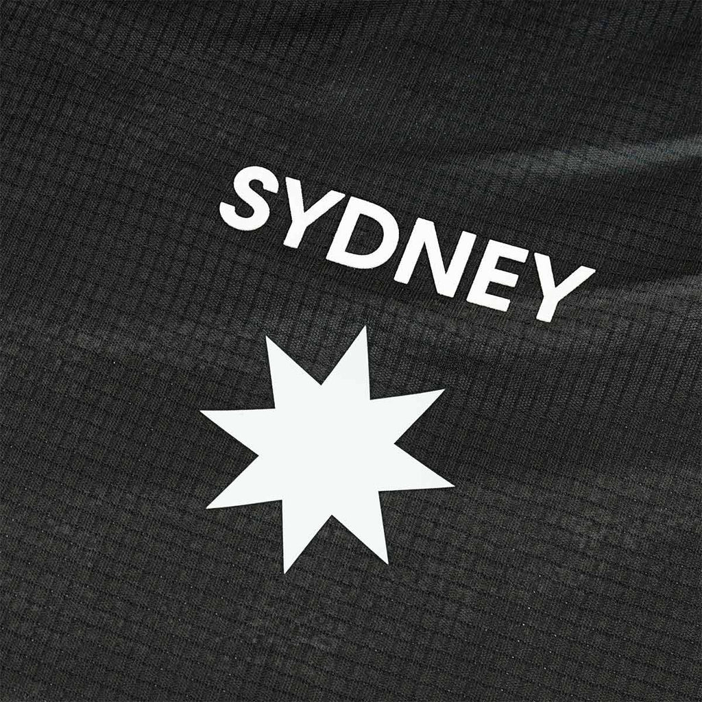 ARI ADEPT SYDNEY26 GRAPHIC RUNNING TEE - BLACK/BLUE/WHITE