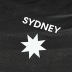ARI ADEPT SYDNEY26 GRAPHIC RUNNING TEE - BLACK/BLUE/WHITE