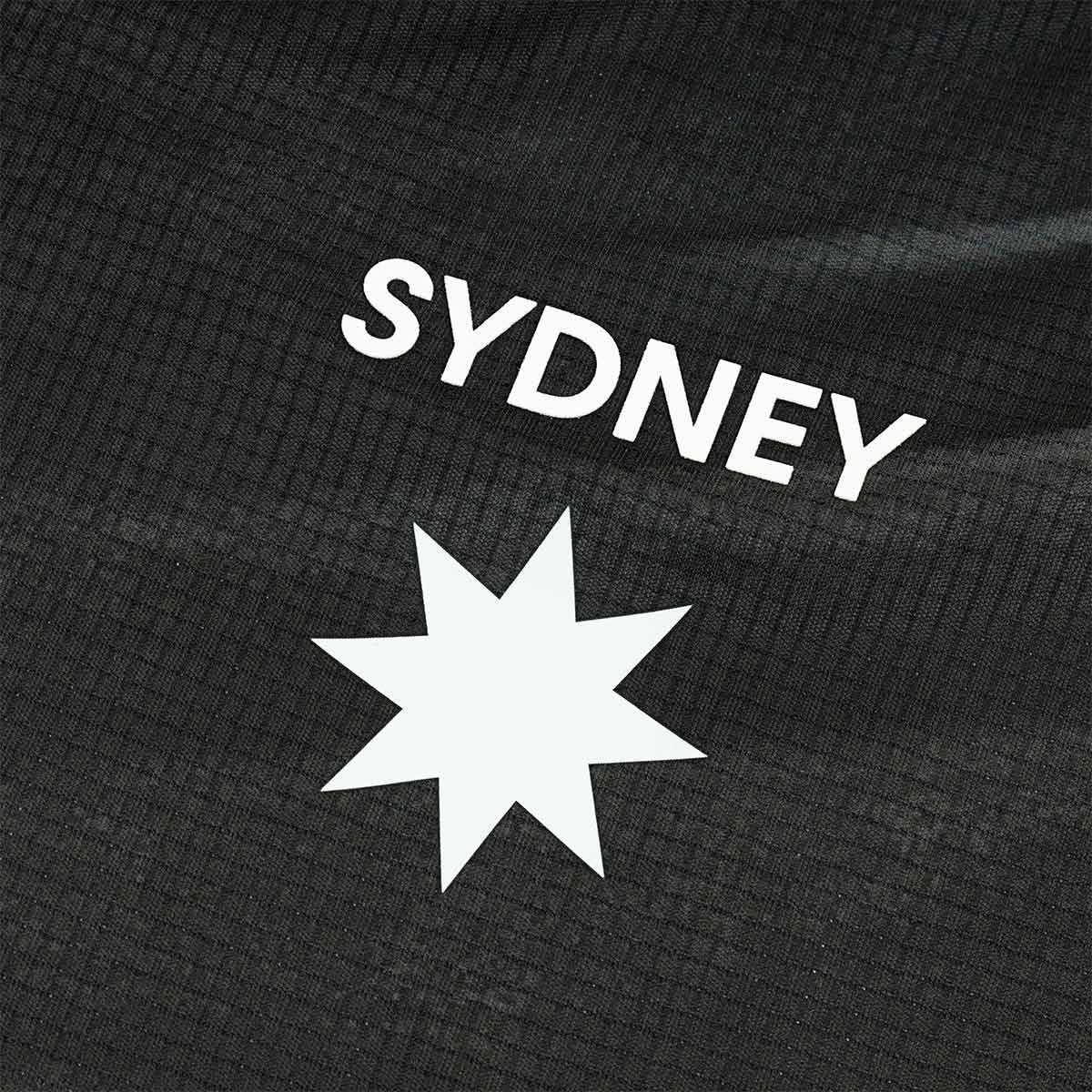 ARI ADEPT SYDNEY26 GRAPHIC RUNNING TEE - BLACK/BLUE/WHITE