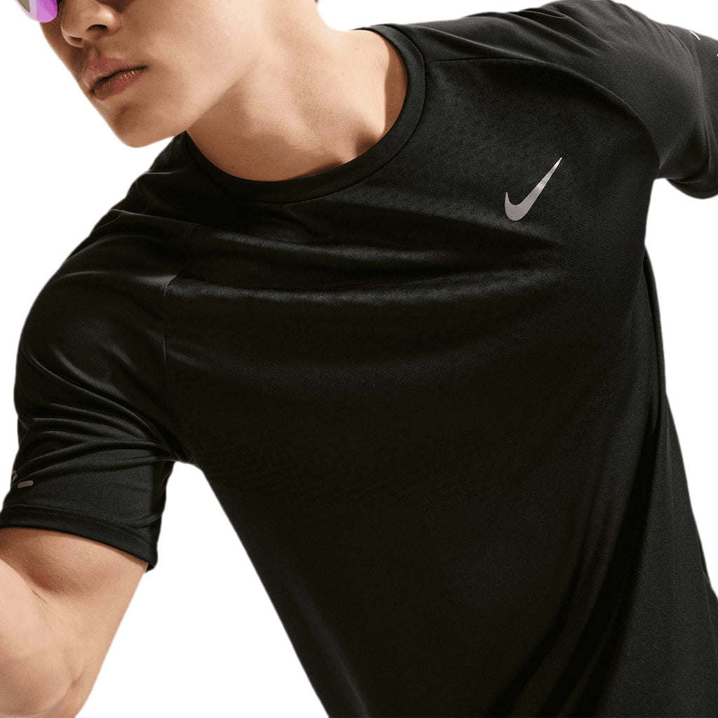 NIKE MEN STRIDE RUNNING SHORT SLEEVE TOP  - BLACK/REFLECTIVESILV