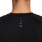 NIKE MEN STRIDE RUNNING SHORT SLEEVE TOP  - BLACK/REFLECTIVESILV