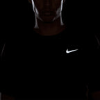 NIKE MEN STRIDE RUNNING SHORT SLEEVE TOP  - BLACK/REFLECTIVESILV