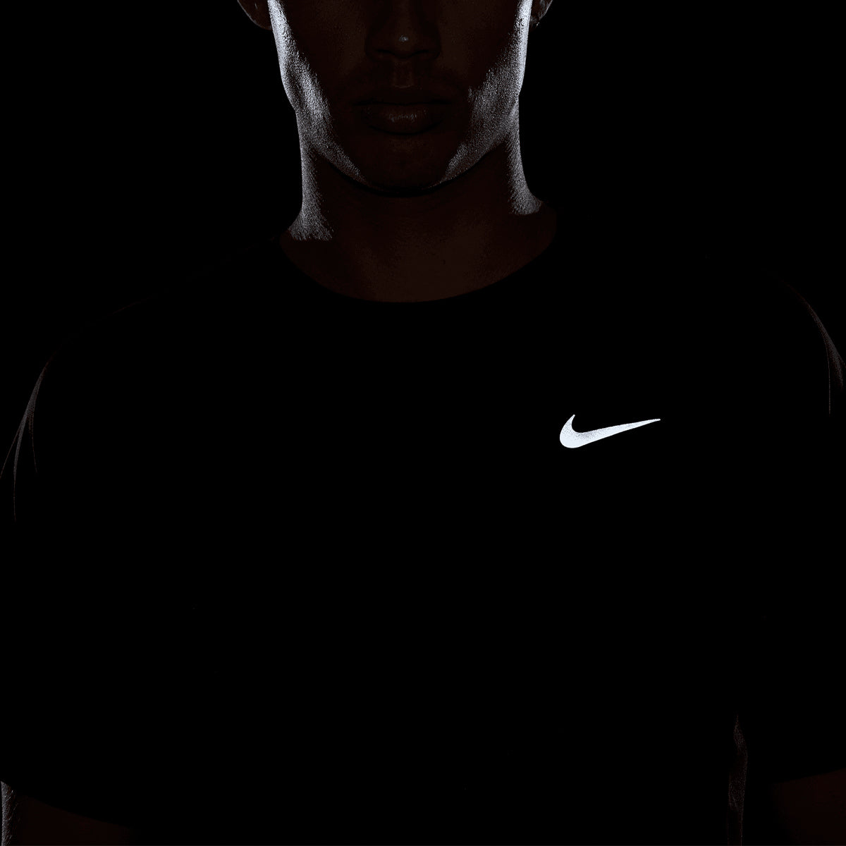 NIKE MEN STRIDE RUNNING SHORT SLEEVE TOP  - BLACK/REFLECTIVESILV
