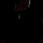 NIKE MEN STRIDE RUNNING SHORT SLEEVE TOP  - BLACK/REFLECTIVESILV