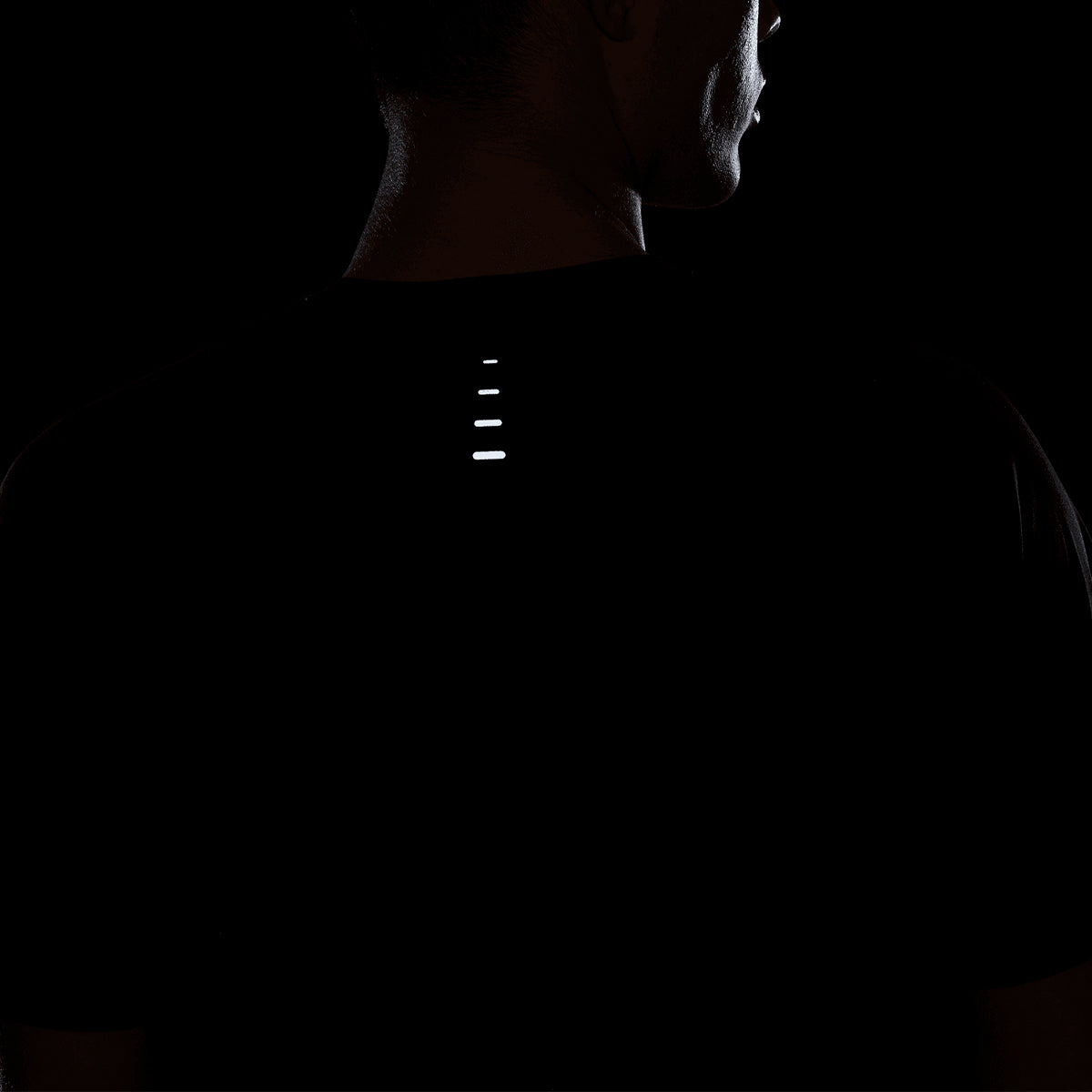 NIKE MEN STRIDE RUNNING SHORT SLEEVE TOP  - BLACK/REFLECTIVESILV