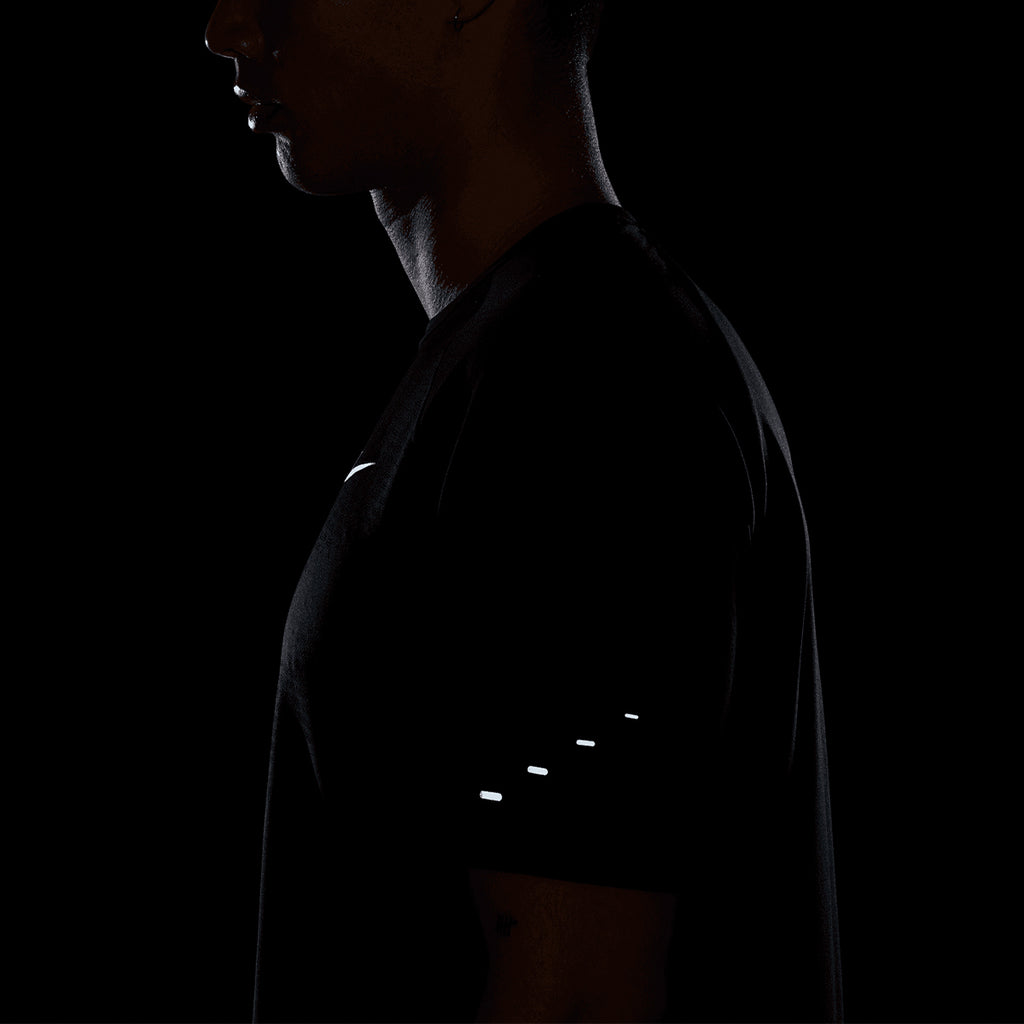 NIKE MEN STRIDE RUNNING SHORT SLEEVE TOP  - BLACK/REFLECTIVESILV