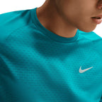 NIKE MEN STRIDE RUNNING SHORT SLEEVE TOP  - BRIGHTSPRUCE/REFLECTIVESILV