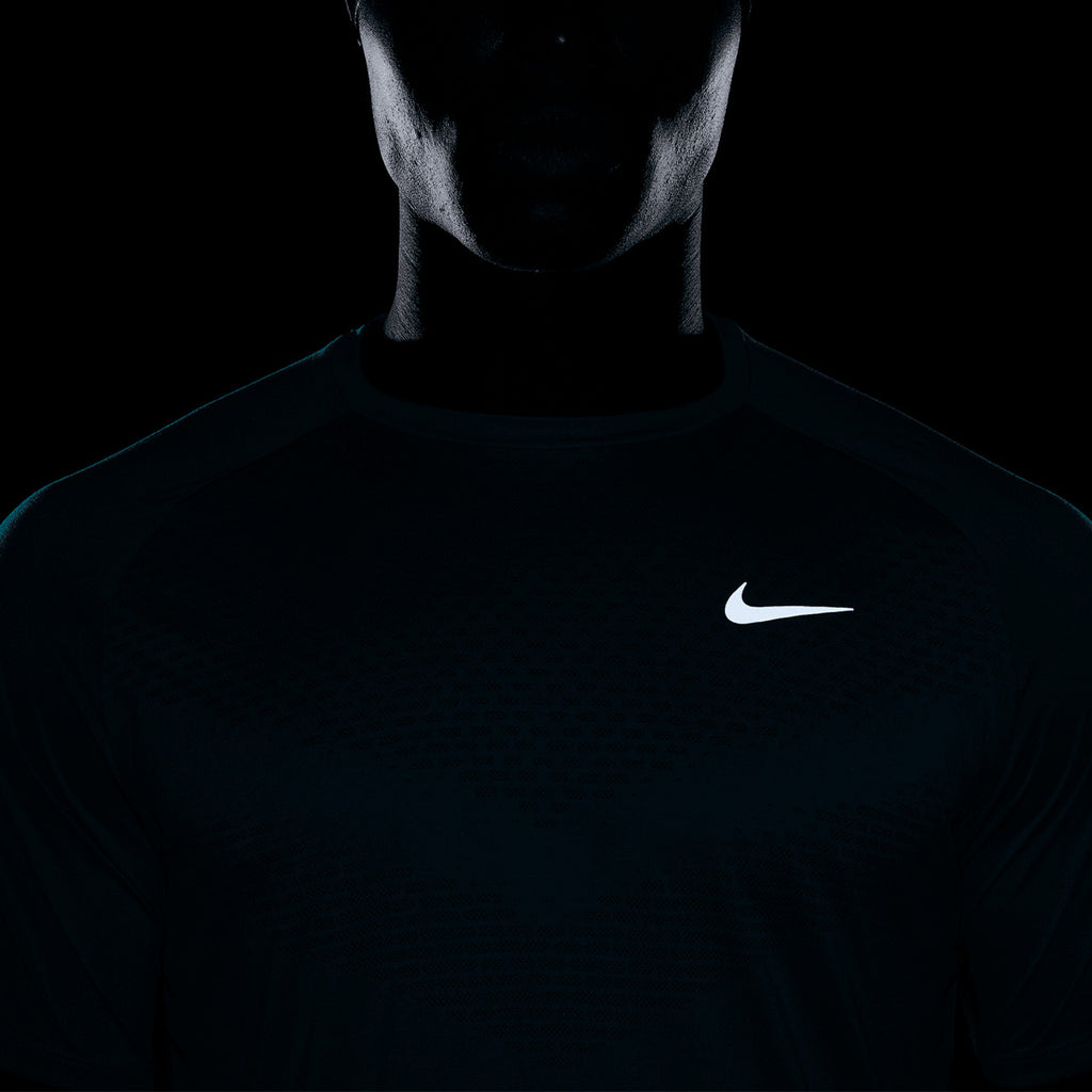 NIKE MEN STRIDE RUNNING SHORT SLEEVE TOP  - BRIGHTSPRUCE/REFLECTIVESILV