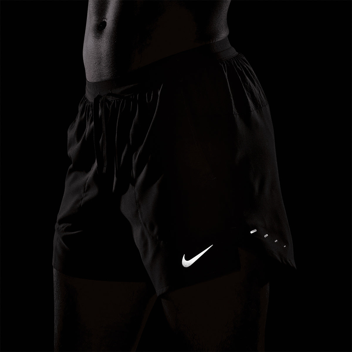 NIKE MEN STRIDE 5 INCHES RUNNING SHORTS - BLACK/REFLECTIVESILV
