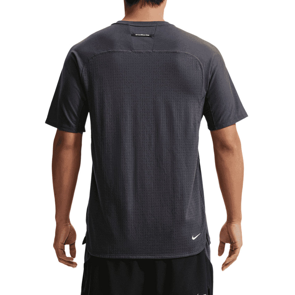 NIKE MEN ACG SOLAR CHASE TEE - GRIDIRON/GRIDIRON/SUMMITWHITE