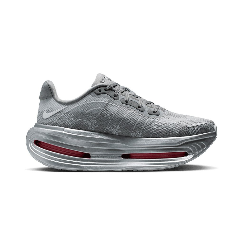 NIKE W VOMERO PREMIUM QS FDL - GEYSERGREY/PEONY/METALLICSILVER