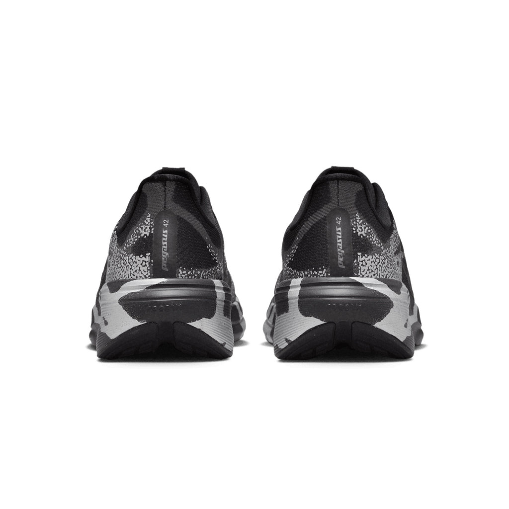 NIKE M AIR ZOOM PEGASUS 42 DSRPT - BLACK/BLACK/MEDIUMASH/METALLICSILVER