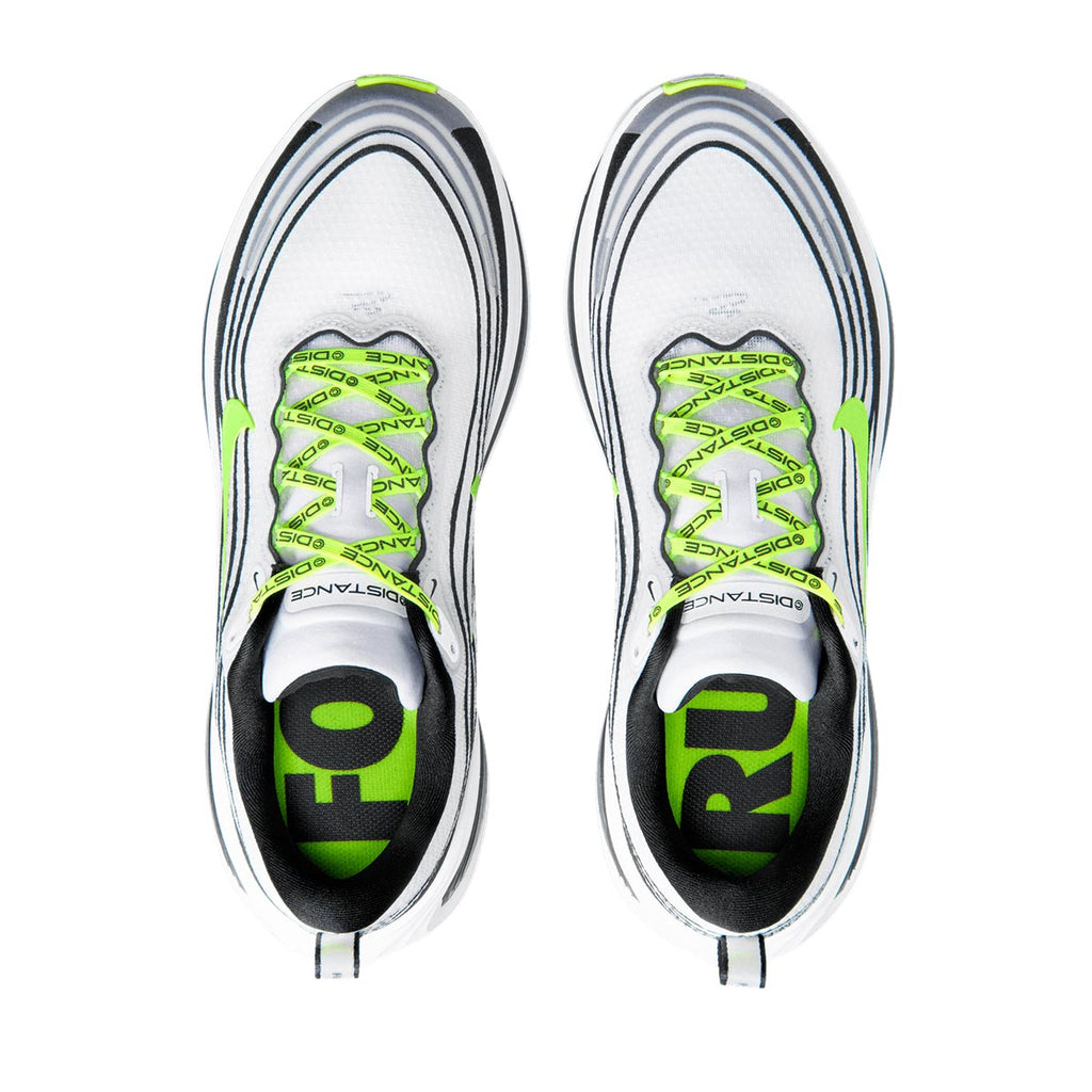 NIKE MEN VOMERO PLUS X DISTANCE - WHITE/METALLICSILVER/BLACK/VOLT