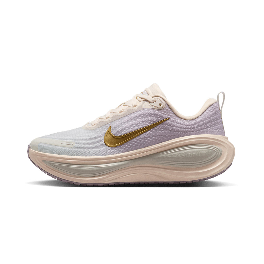 NIKE WOMEN VOMERO PLUS - CHALK/METALLICGOLD/BLEACHEDLILAC
