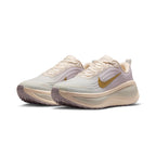 NIKE WOMEN VOMERO PLUS - CHALK/METALLICGOLD/BLEACHEDLILAC