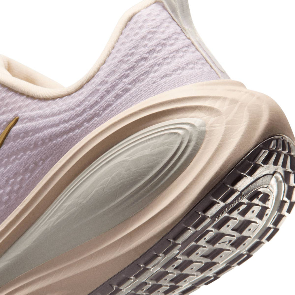 NIKE WOMEN VOMERO PLUS - CHALK/METALLICGOLD/BLEACHEDLILAC