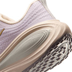 NIKE WOMEN VOMERO PLUS - CHALK/METALLICGOLD/BLEACHEDLILAC