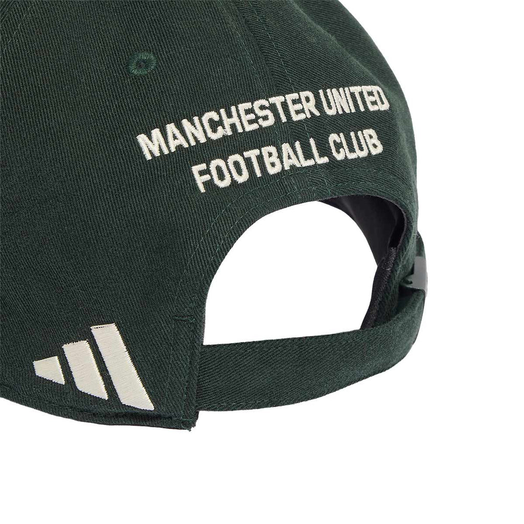ADIDAS MANCHESTER UNITED 2026/2027 BASEBALL CAP - JUNGLE INK/IVORY