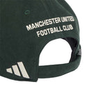 ADIDAS MANCHESTER UNITED 2026/2027 BASEBALL CAP - JUNGLE INK/IVORY