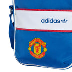 ADIDAS MANCHESTER UNITED 2026/2027 FESTIVAL BAG - TEAM ROYAL BLUE/WHITE