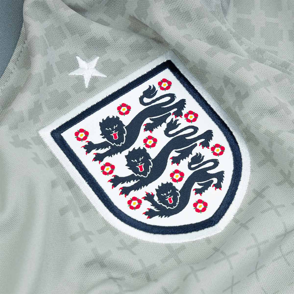 NIKE ENGLAND X PALACE ACADEMY PRO SS TOP PRE MATCH X2 SE - PEWTER GREY/BRIGHT CRIMSON