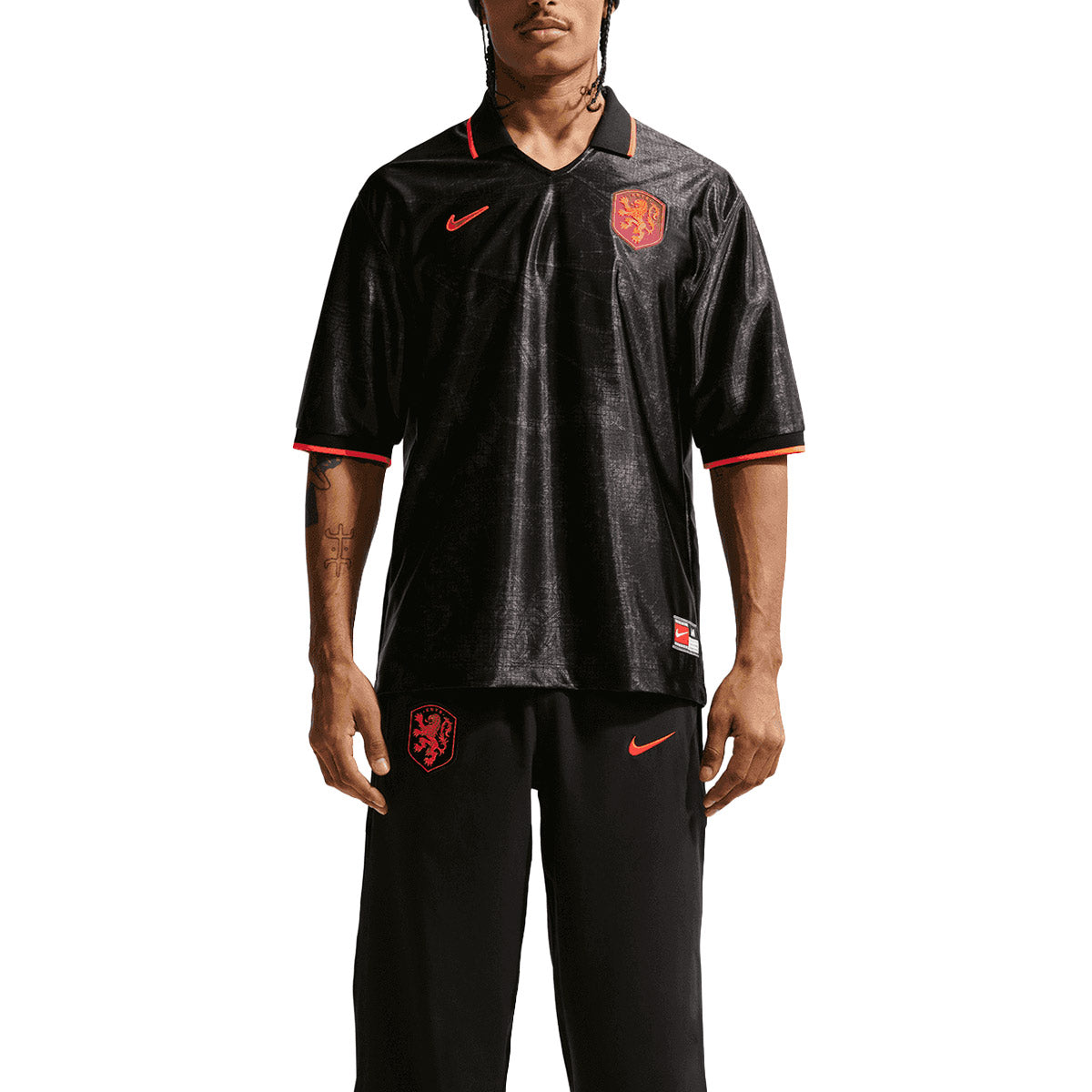 NIKE NETHERLANDS ENERGY SS TOP JERSEY - BLACK/HYPER CRIMSON/HYPER CRIMSON