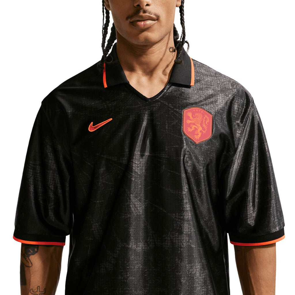 NIKE NETHERLANDS ENERGY SS TOP JERSEY - BLACK/HYPER CRIMSON/HYPER CRIMSON