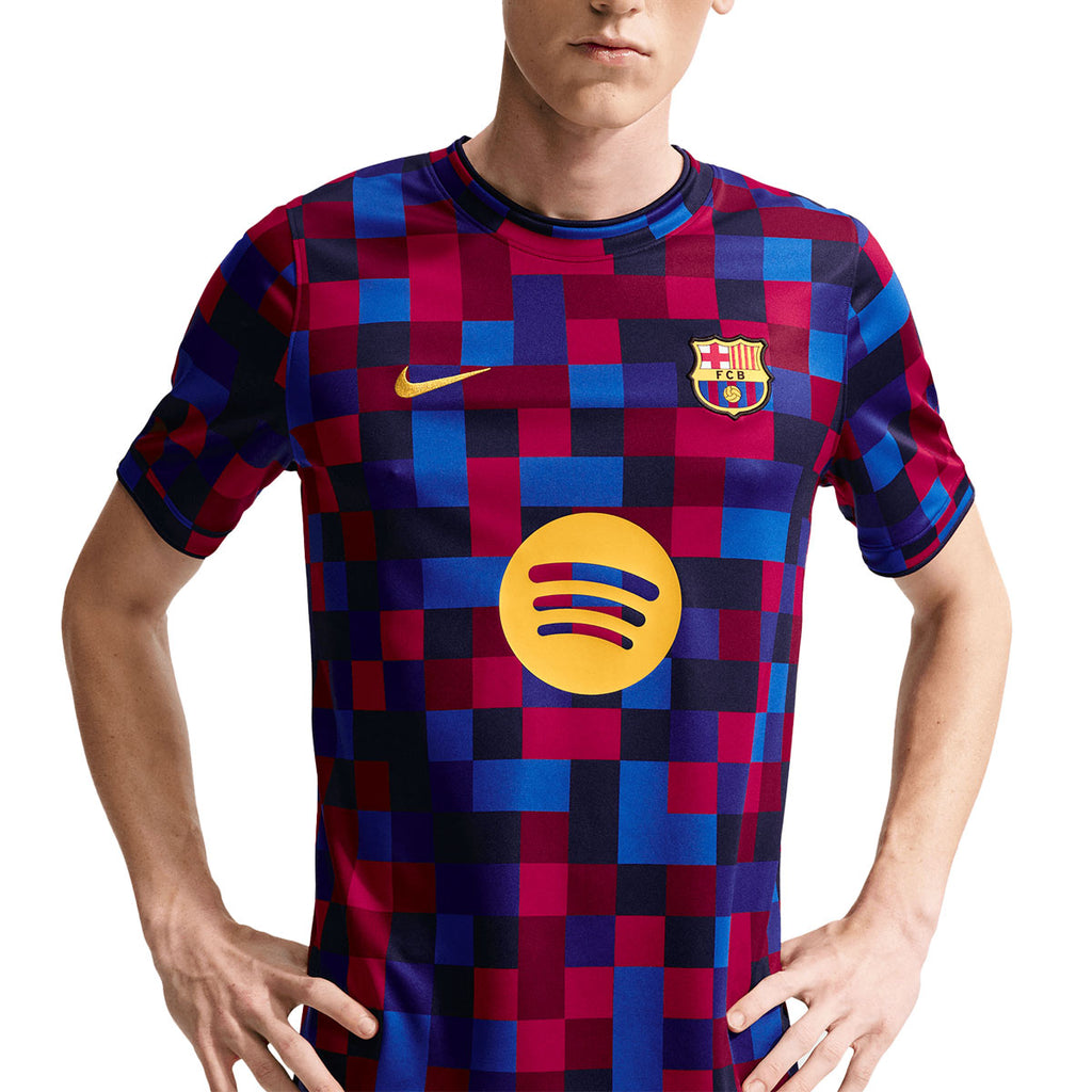 NIKE BARCELONA 2026/2027 ACADEMY PRO SS TOP PRE MATCH - NOBLE RED/NOBLE RED/MINERAL YELLOW