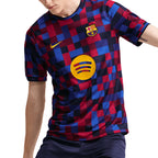 NIKE BARCELONA 2026/2027 ACADEMY PRO SS TOP PRE MATCH - NOBLE RED/NOBLE RED/MINERAL YELLOW
