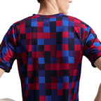 NIKE BARCELONA 2026/2027 ACADEMY PRO SS TOP PRE MATCH - NOBLE RED/NOBLE RED/MINERAL YELLOW