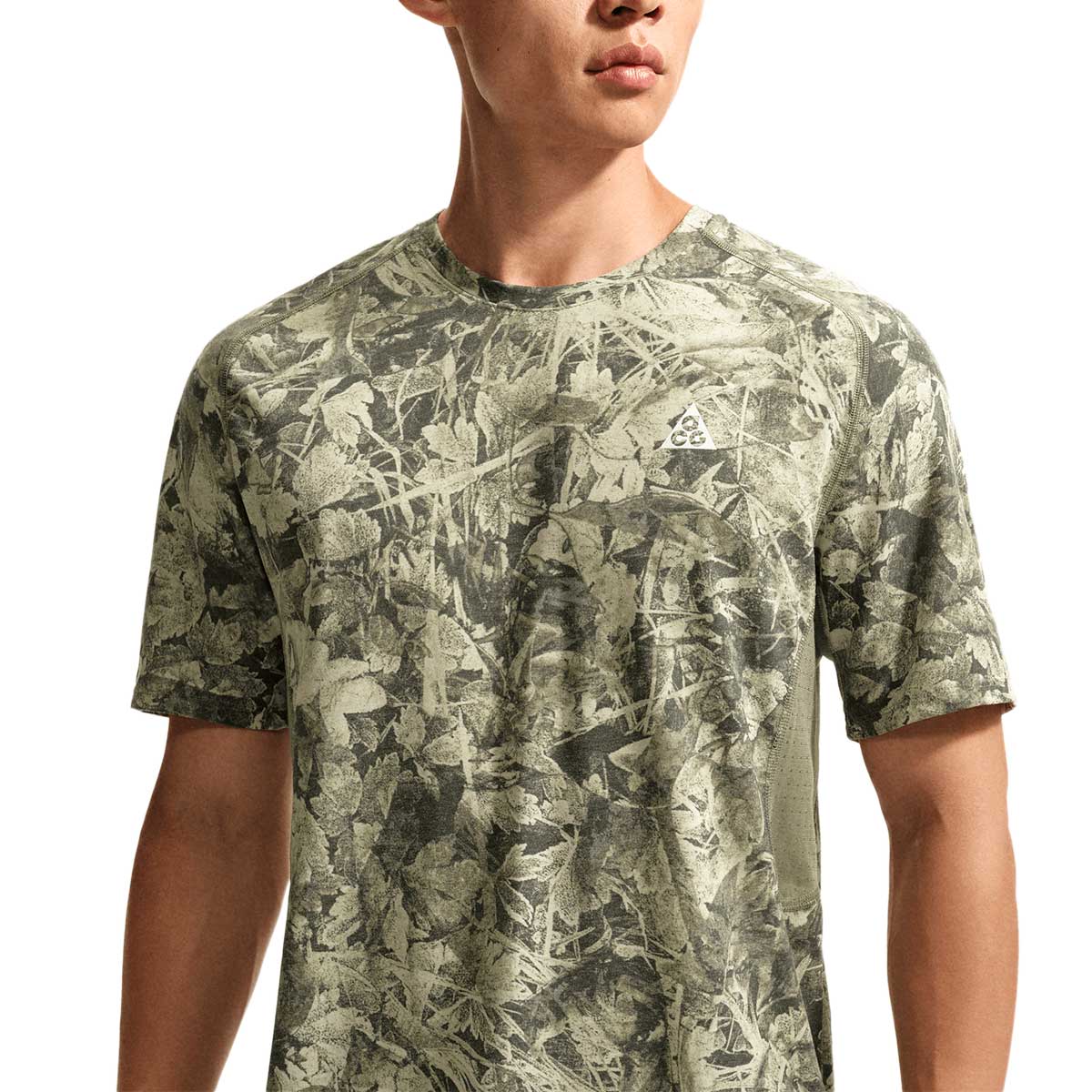 NIKE MEN ACG CHAMO CAMO TEE - SEQUOIA/LIGHTARMY/SUMMITWHITE