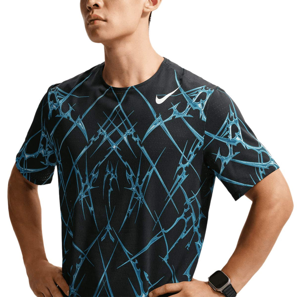 NIKE MEN AEROSWIFT SHORTS SLEEVE AOP - BLACK/BLACK