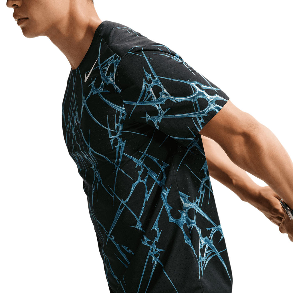 NIKE MEN AEROSWIFT SHORTS SLEEVE AOP - BLACK/BLACK