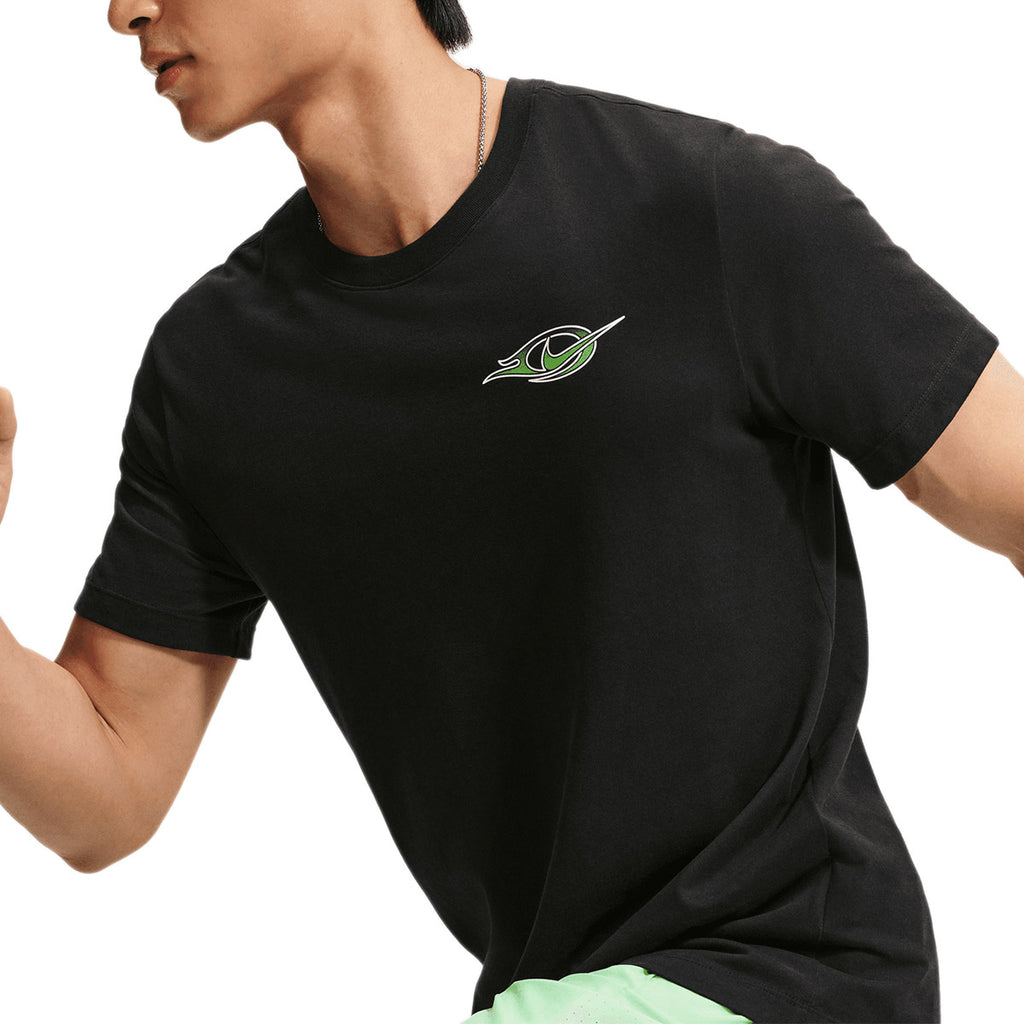 NIKE MEN DRI FIT STRIDE PRNT TEE - BLACK/MEANGREEN/WHITE