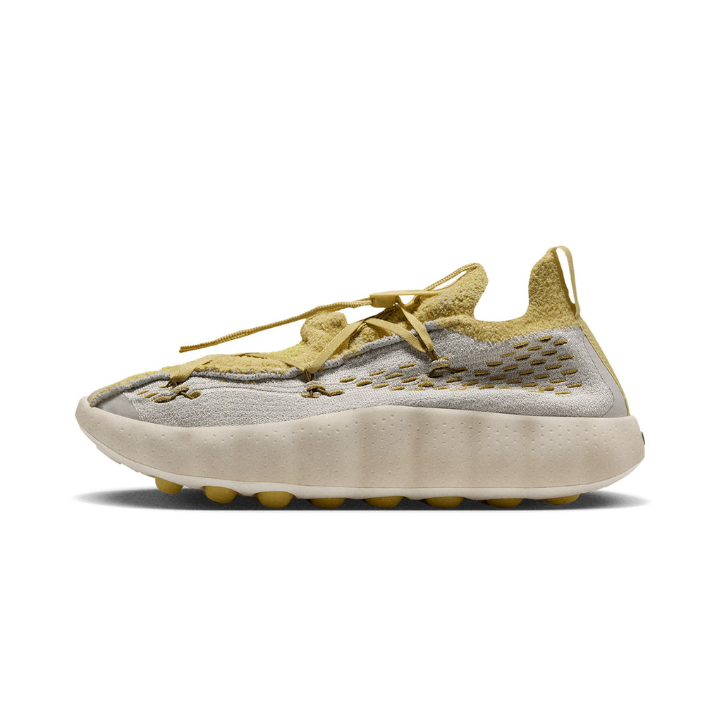 NIKE MEN MIND 002 FLYKNIT QS - LIGHTBONE/SATURNGOLD/INFINITEGOLD