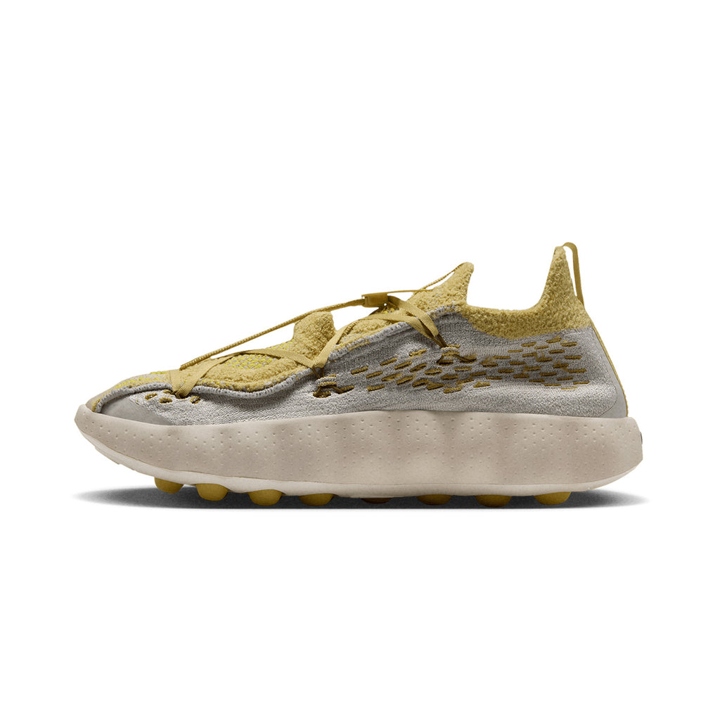 NIKE MEN MIND 002 FLYKNIT QS - LIGHTBONE/SATURNGOLD/INFINITEGOLD