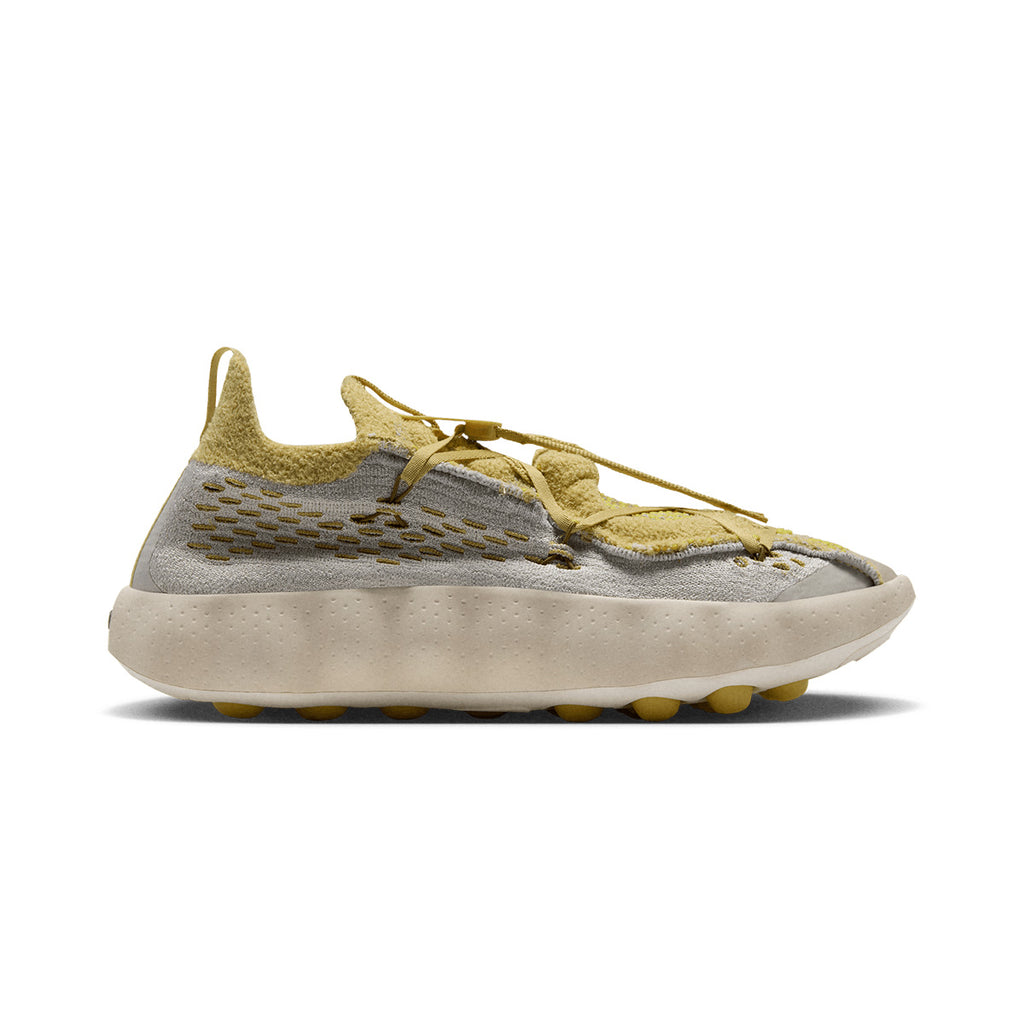 NIKE MEN MIND 002 FLYKNIT QS - LIGHTBONE/SATURNGOLD/INFINITEGOLD