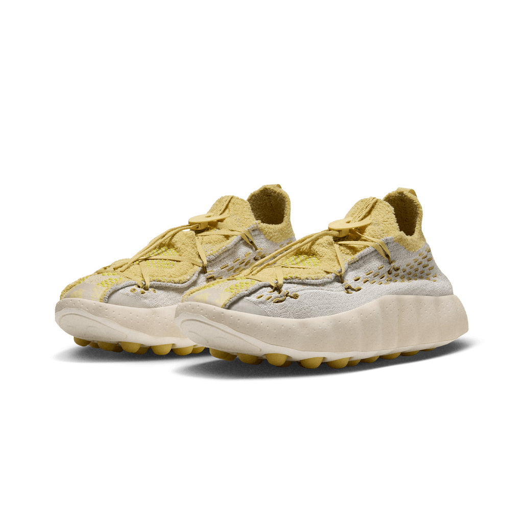 NIKE MEN MIND 002 FLYKNIT QS - LIGHTBONE/SATURNGOLD/INFINITEGOLD