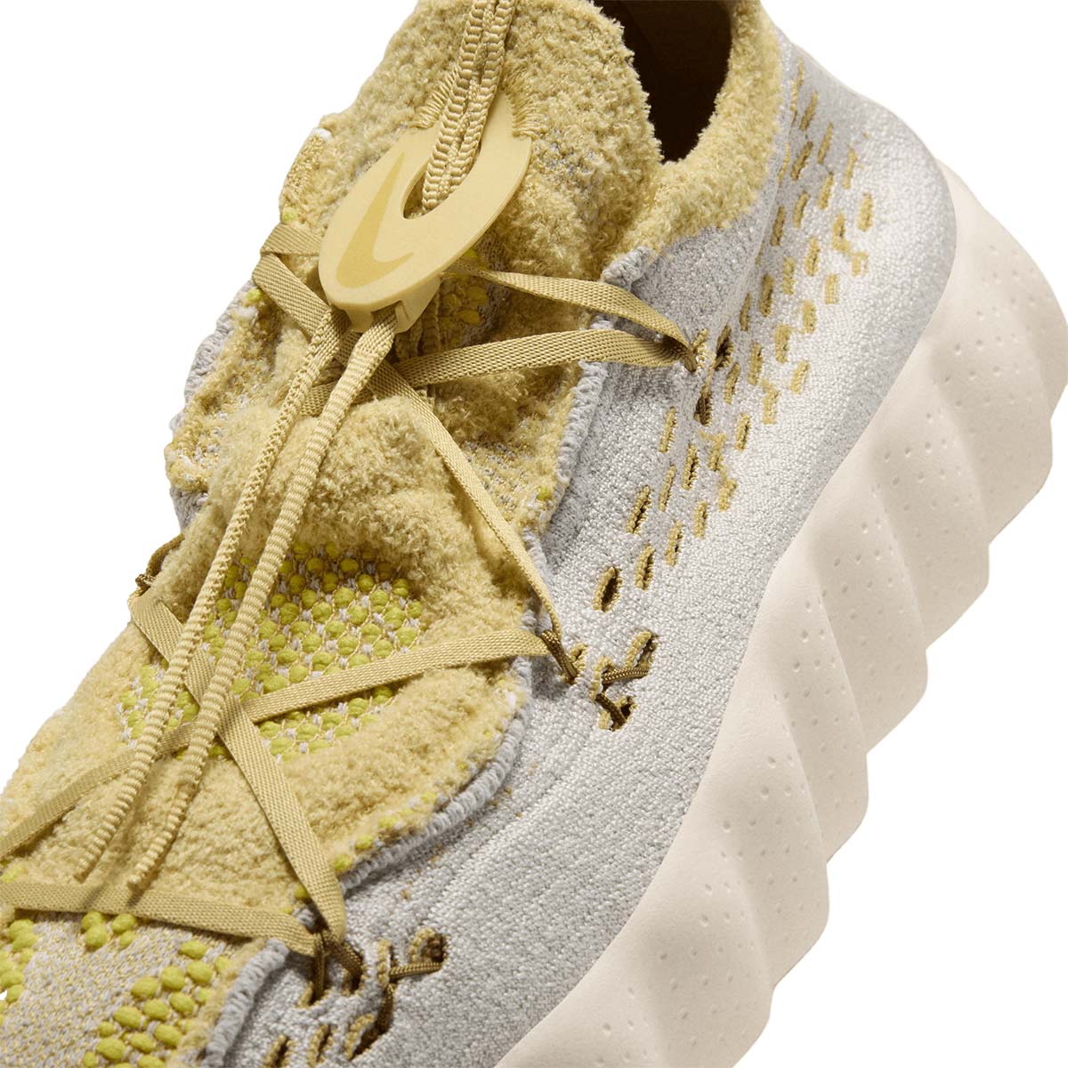NIKE MEN MIND 002 FLYKNIT QS - LIGHTBONE/SATURNGOLD/INFINITEGOLD