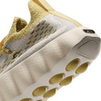 NIKE MEN MIND 002 FLYKNIT QS - LIGHTBONE/SATURNGOLD/INFINITEGOLD